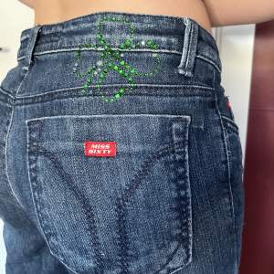 lowrise bootcut miss sixty jeans med strass, i bra skick 