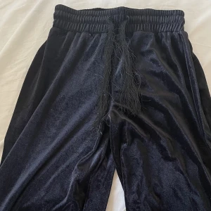 Gina tricot mysiga byxor  - Mysiga. Fråga gärna om bilder på hur den sitter på!