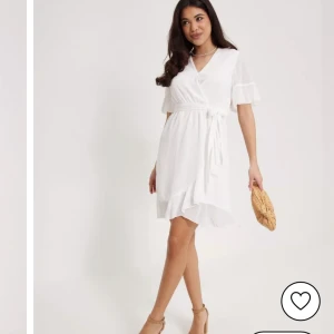 Klänning - Superfin vit klänning från sisters point med band i midjan om man vill. Passar både xs och s. Perfekt till avslutning/student! Använd en gång, nypris 499 😊