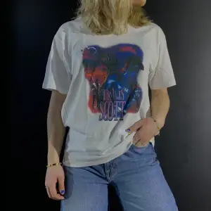 Gör dig redo för dessa snygga Travis Scott T-shirts. Unisexdesignen gör den lämplig för både tjejer och killar och det mjuka bomullsmaterialet ger en bekväm känsla hela dagen.    VIT- St L  GRÅ -St M  RÖD - St L  Svart - St L