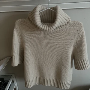 Kashmir tröja  - Fin Kashmir tröja i en beige färg från H&m! I strl S! Slutsåld:) 