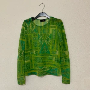 Mesh-topp - Semitrabsparent mesh-topp med grönt mönster 💚🌱