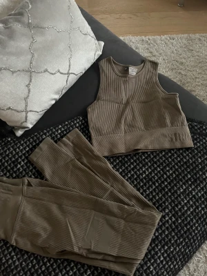 Träningsset från stronger - Väldigt fint träningsset från Stronger men som tyvärr är för stort för mig! Khaki färgat och båda delarna i storlek M🖤använt ca 2ggr!