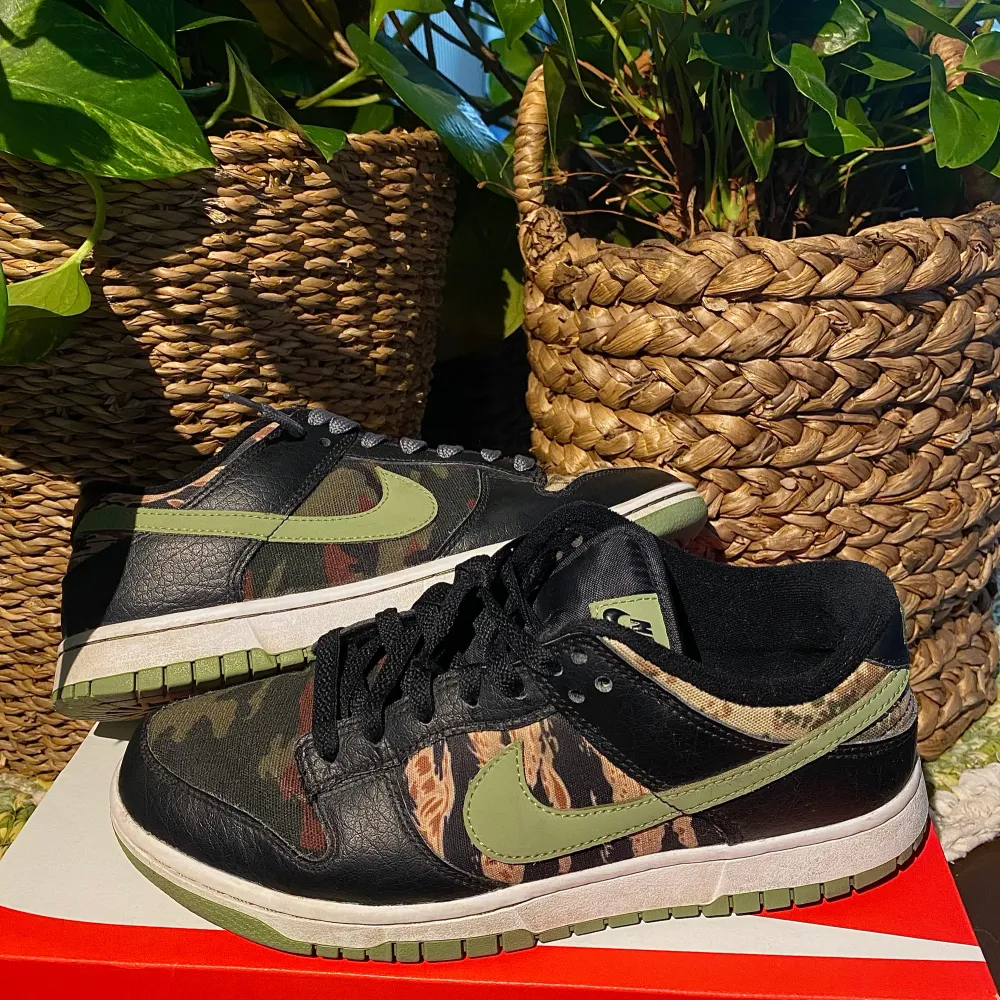 Hej, säljer mina Dunks Crazy Camo. De är i bra skick och lätta att fixa till ännu bättre. Storlek 43 och True To Size. Priset är inte hugget i sten. Hör av dig vid frågor.. Skor.