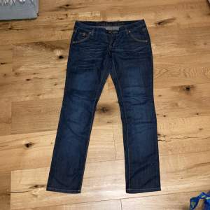 Jeans med skärp detalj på bakfickorna, nyskick och nypris - 320kr