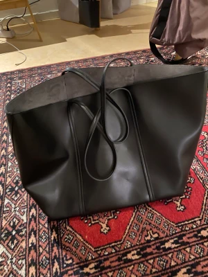 Stor väska - Stor svart väska i fakeläder. Använd en gång, nyskick. Köparen står för frakt 