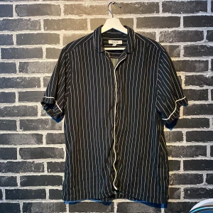 Skjorta - Basic svart/vit skjorta i bomull & viskos Passar bra nu till våren, storlek Medium 70kr och den är din🙌🏼🙌🏼