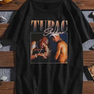 T-shirt Tupac  - Gör dig redo för dessa snygga Tupac T-shirts. Unisexdesignen gör den lämplig för både tjejer och killar och det mjuka bomullsmaterialet ger en bekväm känsla hela dagen. VIT- St L GRÅ -St M  RÖD - St L  Svart - St L