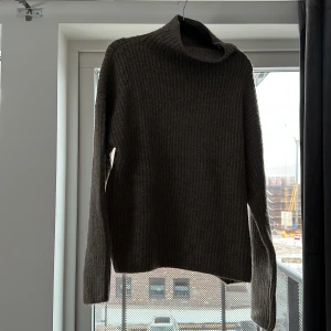 Stickad tröja  - Brun stickad tröja ifrån Gekås. Aldrig använda. Strl M/40-42. Väldigt varm och säkert skön att ha på sig under kalla dagar 