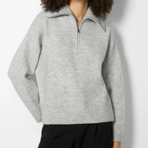 Grå tjocktröja  - Väldigt fin men kommer aldrig till användning , använt en gång 