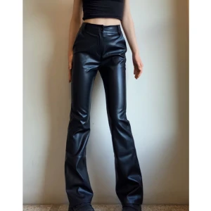 Madlady skinnbyxor - Snyggaste skinnbyxorna från madlady i modellen Hunter. Använda två gånger, så är i nyskick. Sitter jättesnyggt och ger en fin siluett. Nypris 599 kr.🤍