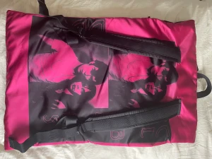 Raf Simons x Eastpak Backpack - Raf Simons väska knappt använd. Tyvärr så finns det inte kvitto eller tags.  Mvh! 