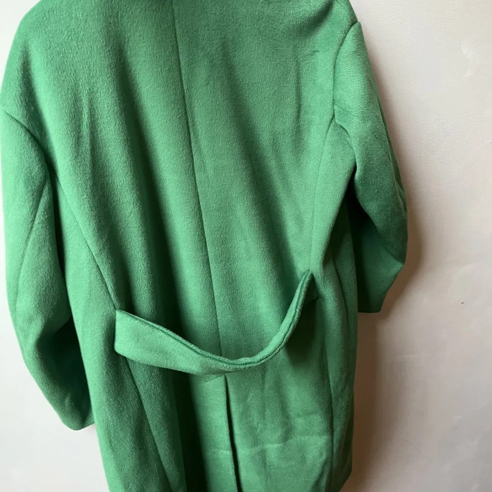 Fin lång grön kappa från hm, knappt andvänd. Stl s men oversized i modellen (passar mig som är lång).. Jackor.