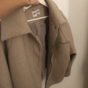 Nakd kappa - Kappa från nakd, sparsamt använd! Jättesnygg🫶🏼, frakt ingår inte, pris kan diskuteras, lite noppig och sliten därav priset