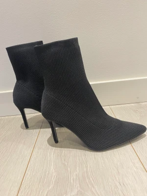 Klackskor - Skor från Boohoo som säljes pga att dom inte hann komma till min examen. Aldrig använda. Nypris 400:-