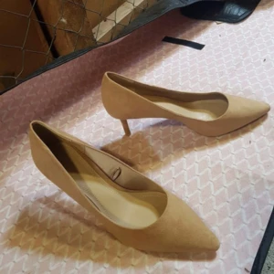 Pumps storlek 40 - Senapsgula pumps storlek 40. Oanvända. Mockaimitation. Helt nya oanvända.