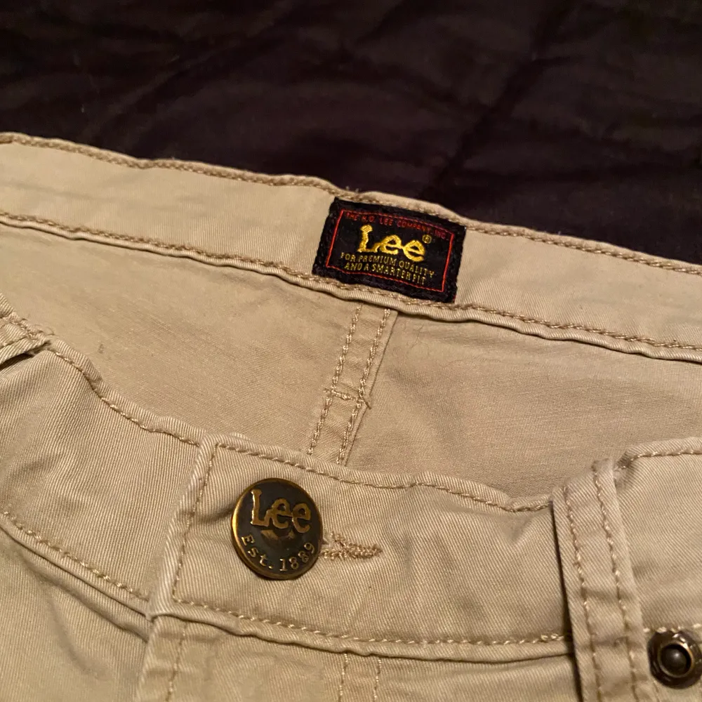 Ett par fina Lee byxor, de sitter jätte bra. Däremot så har jag aldrig använt dom, så de ser ut som nya. Ordinarie pris var 500kr . Jeans & Byxor.