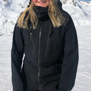 Skidjacka från 8848 - Svart skaljacka från 8848. Storlek S. Endast använd ett fåtal gånger, som ny.