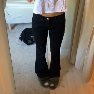 Jeans - Svarta jeans från zara som nästan är oanvända. Säljer pga får ingen användning av dom. 💫