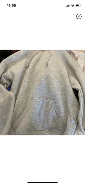 Hoodie - Säljer min trendiga hoodie från bikbok som jag aldrig nästan har använt (nypris 400kr)