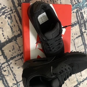 Air Max 90 - 10/10 skick fick dom den 31 januari använd 1 gång men var för små storlek 44 kan diskuteras om priset.