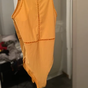Orange body - Söt till sommaren! Aldrig använts! Storlek S☺️