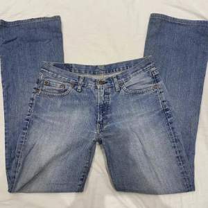 säljer dessa jeans jag köpte på plick för dom va tyvärr för små:( skule säga att det är storlek 36 eller s/m midja:40 innerben:79