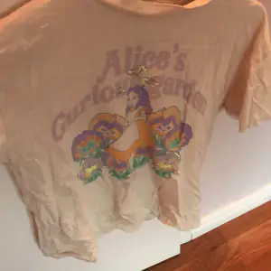 Nu säljer jag min alice i underlandet t-shirt med text och bild på💕 Den är använd några få gånger och är i bra skick👌❤️