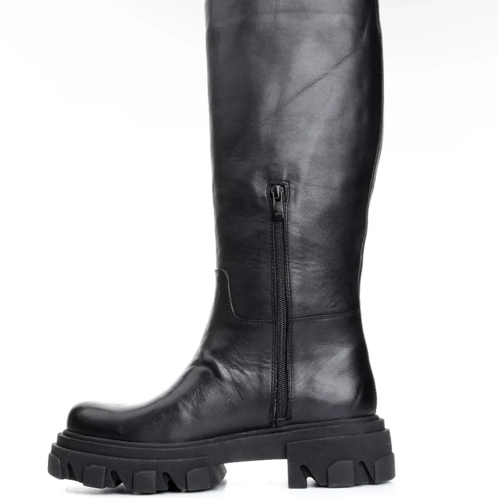 Jättesnygga boots från K. Cobler, endast använda ett par gånger! Nypris 1800kr   Väldigt bekväma skor, kan ha hela dagen utan att få ont 🌟. Skor.