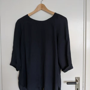 Business casual blouse - Marinblå, mjuk, tunn, guld dragkedja i ryggen 