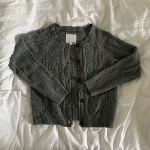 Grå stickad kofta - Jättemysig grå stickad kofta i väldigt bra skick! Köpt för flera år sedan så går ej o få tag på längre. Varm också🥰
