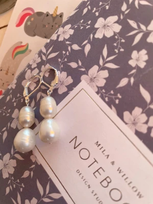 Sterling silver örhängen  - Handgjorda örhängen av sötvattenspärlor och öronkrockar av sterling silver   Kontakta för mer info ( bilder, video)  Samfraktar  Står ej för postens slarv  