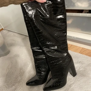 Svarta klackar - Säljer dessa klackar då de är lite för små. Aldrig använda helt nya! Jag har storlek 39 o dessa är 39 (små i storleken) så de passar de som har 38