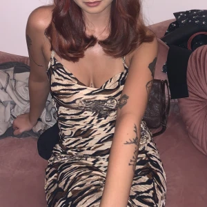 Tigerklänning - Sitter tight når till knäna typ.