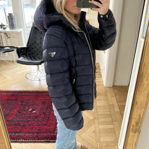 Prada jacka - Prada winter jacket. Marinblå. Köptes för ca 14 000kr i London för några år sedan. Iprincip nyskick.