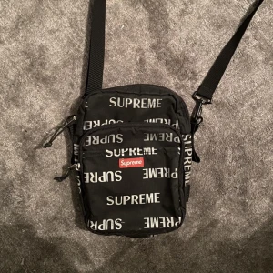 Supreme 3M reflective reflex bag - Supreme 3M reflective reflex magväska i nyskick Produkten har aldrig använts Pris kan diskuteras Köpt för 2000kr