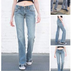 Helt nya lågmidjade bootcut jeans från Brandy Melville! Innerbenslängd: 84cm, Midja: 74cm