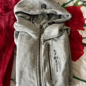 Sail Racing Ziphoodie - ⚠️Vid snabb affär kan priset diskuteras⚠️ Helt vanlig sail racing ziphoodie! Knappt använd! Storlek 170 men passar mig som har S i passformen och längden i armarna!