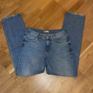 säljer mina jeans då dom är förstora för mig. jätte fina och fortfarande i bra kvalitet, dom är köpta för bara några månader sen. måtten på byxan är: midjemått 82-83cm, innerbensmått 81 cm