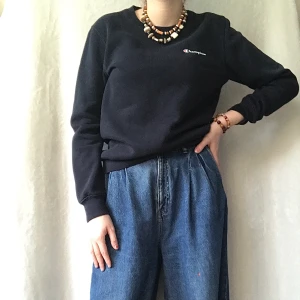 Svart Champion tröja - En helt vanlig champion tröja i svart. Knapp använd och i gott skick! Varm och mysig. 