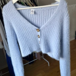 Urban outfitters kofta - Så söt croppad tröja från urban outfitters i blå/lila❤️‍🔥❤️‍🔥