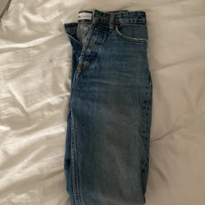 Zara midrise straight leg - mina favvojeans som blivit försmå. De är i jätte fint skick och i stl 32