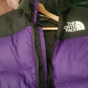 North face jacka  - North face inköpt 2021 använd 2 ggr.Lila /svart unisex.Nypris 2.500 kr. Skickas via postnord.