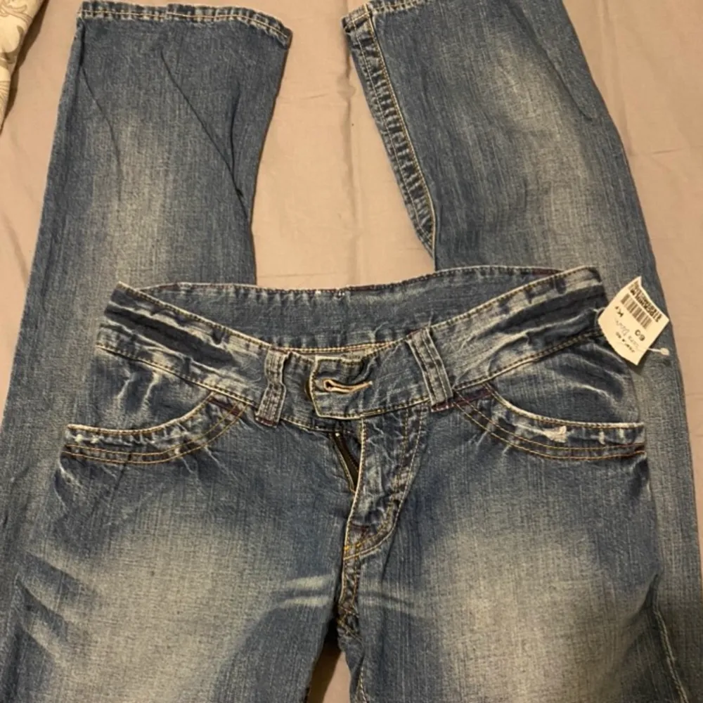 Säljer ett par jättefina lågmidjade raka jeans, köpta secondhand så vet inte va de är för märke. Innerbenslängd 85 Midjemått 70. Jeans & Byxor.