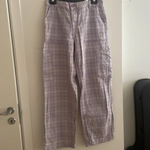 H&M byxor storlek 38 - Dom är pösiga jeans med rutigt mönster, och är ganska låga i midjan.