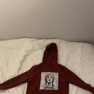 Limitato hoodie - Säljer en vinröd limitato hoodie som jag köpte från farfech för 3000. 9/10 condition.