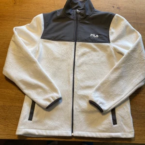 Fila fleecetröja  - Fleecetröja från fila, bra kvalitet den har dock ett litet hål i ena armen (bild 3) 