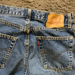 Säljer dessa Levis jeans i storlek 36 men passar 38 också❤️är 173 och skulle vilja att det var lite längre på mig❤️orginalpris 800😍kom privat vid intresse 