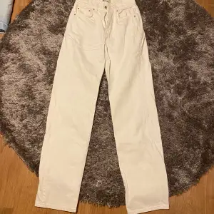 Vanliga vita raka jeans! Köpt feån Gina T, strl 32! Jag är 163 och dem funkar utmärkt i längden! Normal strl i midjan 