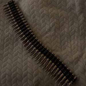 patronbälte / bullet belt - bullet belt med omkrets på typ 96cm!! jättefint skick, inga defekter, man kan ta bort patroner och justera längden till exakt hur man vill:) väldigt punk ken carson opium homixide alyx destroy lonely 